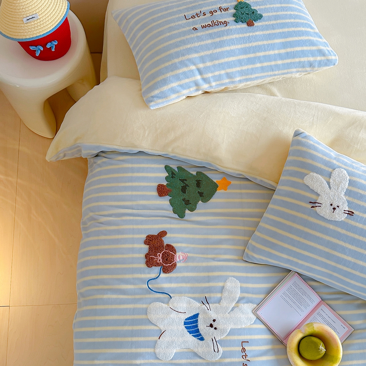 91家纺网 家纺一手货源 找家纺 桃子家居 2025新款A类ins兔毛贴布绣毛巾绣印加绣卡通少女加厚牛奶绒系列四件套 绒贴布绣-森林小兔