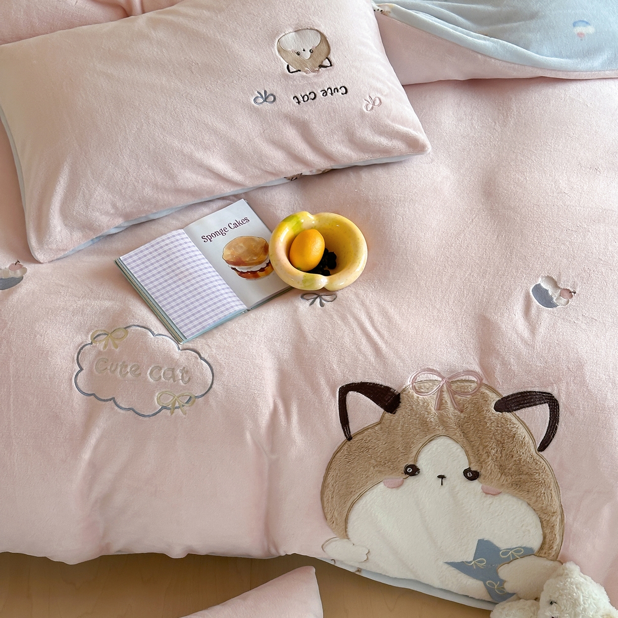 91家纺网 家纺一手货源 找家纺 桃子家居 2025新款A类ins兔毛贴布绣毛巾绣印加绣卡通少女加厚牛奶绒系列四件套 绒贴布绣-公主猫