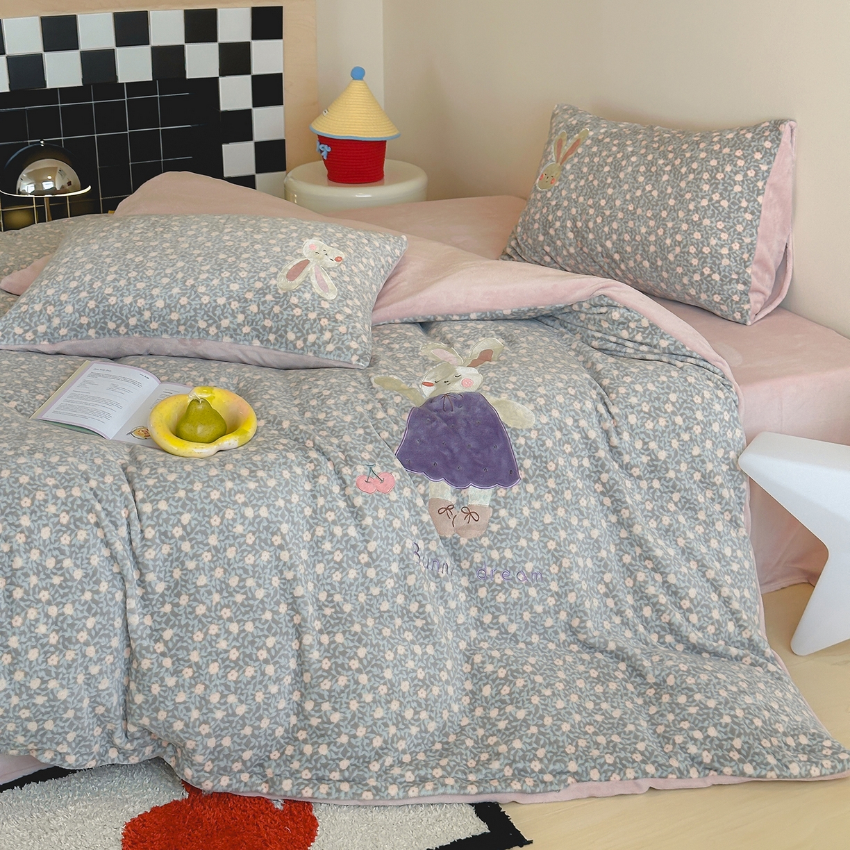 91家纺网 家纺一手货源 找家纺 桃子家居 2025新款A类ins兔毛贴布绣毛巾绣印加绣卡通少女加厚牛奶绒系列四件套 绒贴布绣-紫小兔
