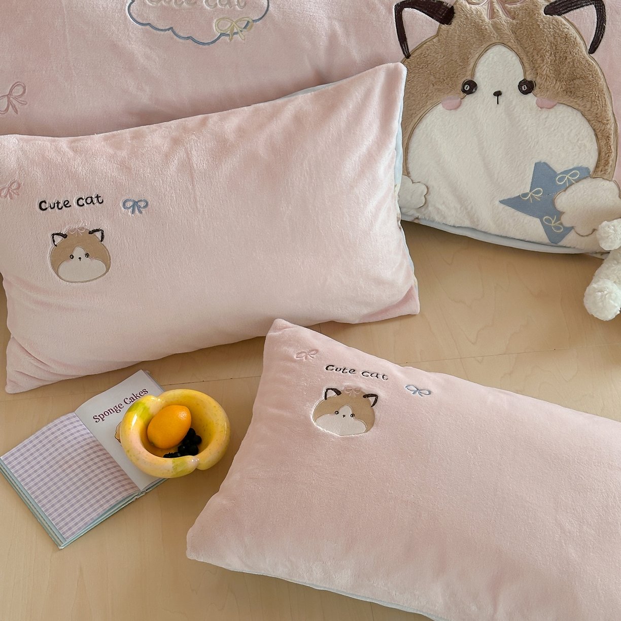 91家纺网 家纺一手货源 找家纺 桃子家居 2025新款A类ins兔毛贴布绣毛巾绣印加绣卡通少女加厚牛奶绒系列四件套 绒贴布绣-公主猫