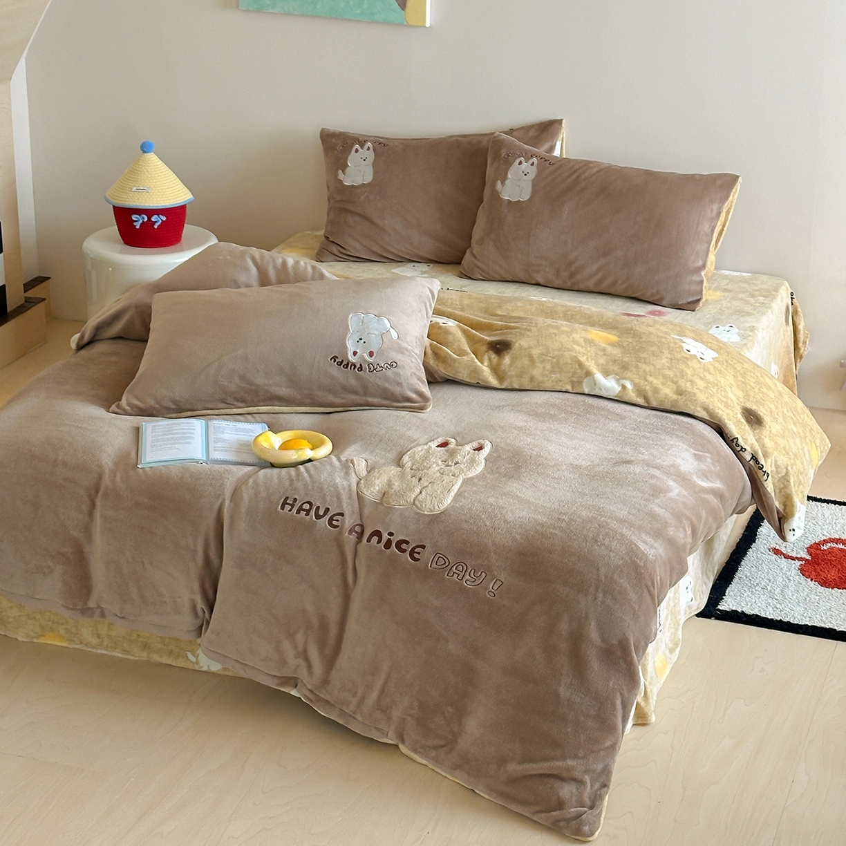 91家纺网 家纺一手货源 找家纺 桃子家居 2025新款A类ins兔毛贴布绣毛巾绣印加绣卡通少女加厚牛奶绒系列四件套 绒贴布绣-西高地小狗