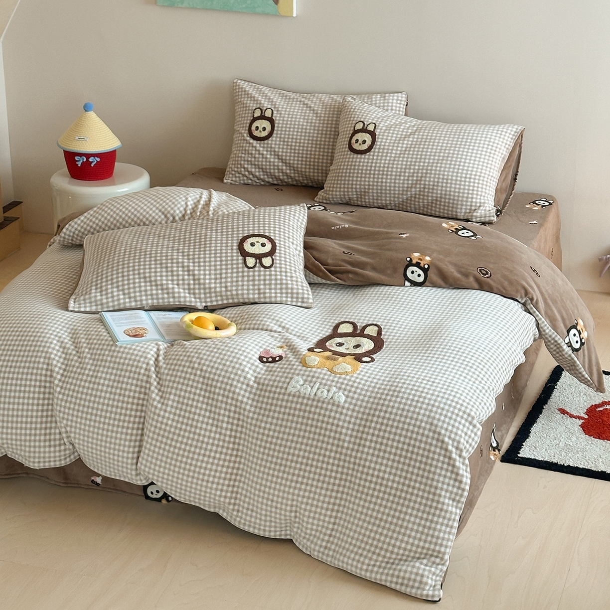 91家纺网 家纺一手货源 找家纺 桃子家居 2025新款A类ins兔毛贴布绣毛巾绣印加绣卡通少女加厚牛奶绒系列四件套 绒贴布绣-布拉拉