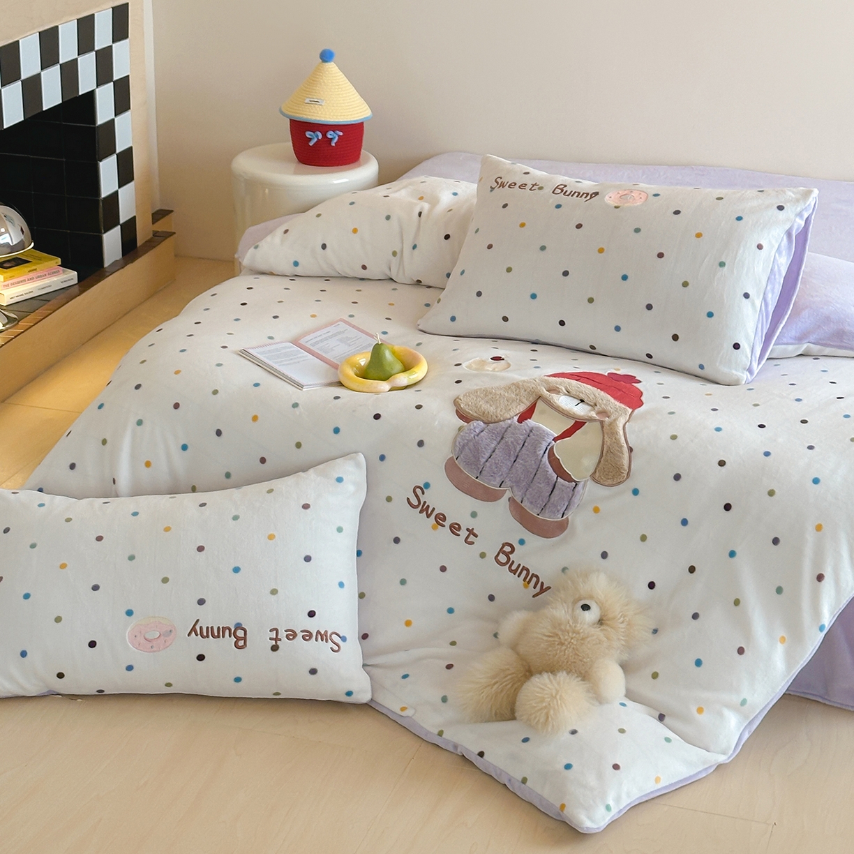 91家纺网 家纺一手货源 找家纺 桃子家居 2025新款A类ins兔毛贴布绣毛巾绣印加绣卡通少女加厚牛奶绒系列四件套 绒贴布绣-甜点兔