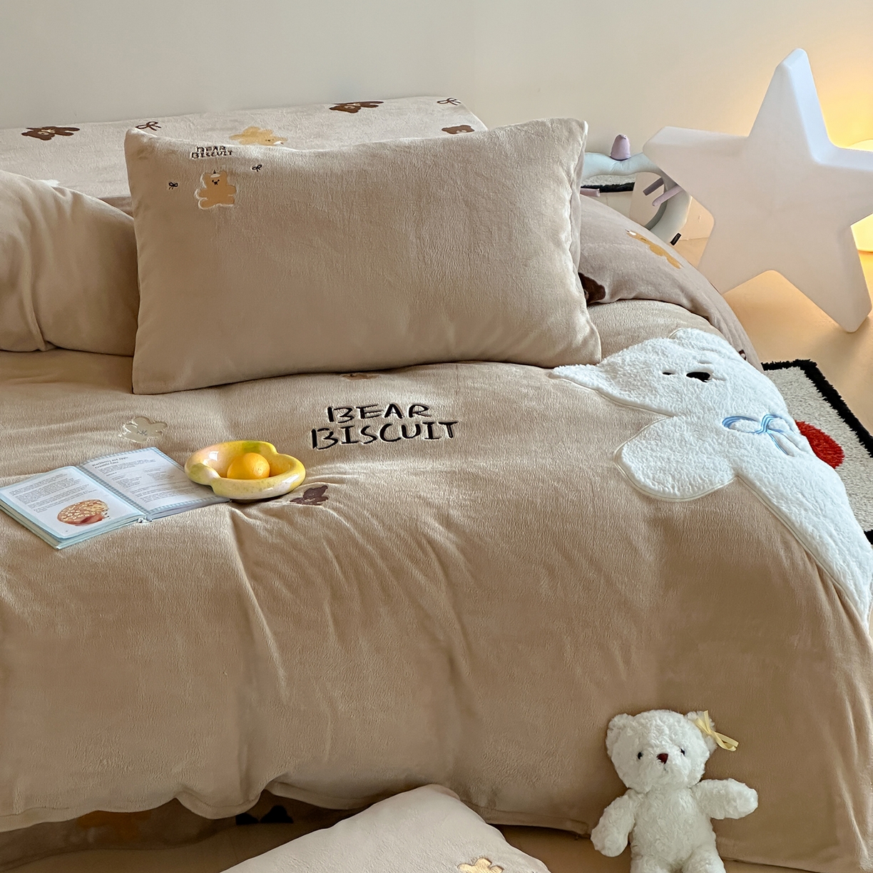 91家纺网 家纺一手货源 找家纺 桃子家居 2025新款A类ins兔毛贴布绣毛巾绣印加绣卡通少女加厚牛奶绒系列四件套 绒贴布绣-奶白熊