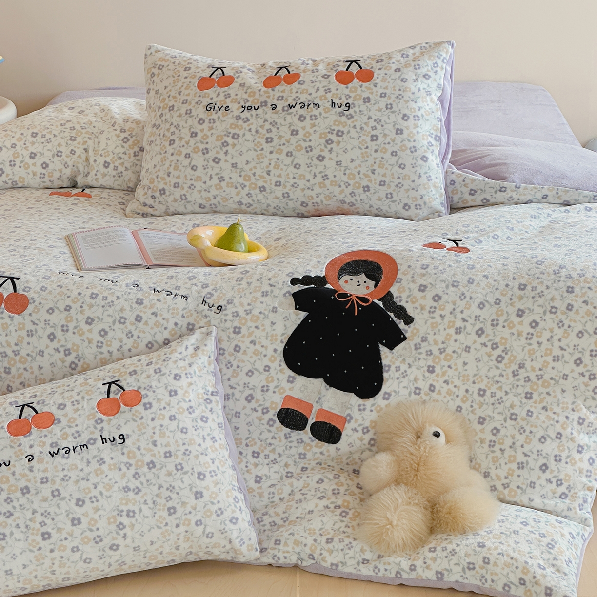 91家纺网 家纺一手货源 找家纺 桃子家居 2025新款A类ins兔毛贴布绣毛巾绣印加绣卡通少女加厚牛奶绒系列四件套 绒贴布绣-樱桃女孩