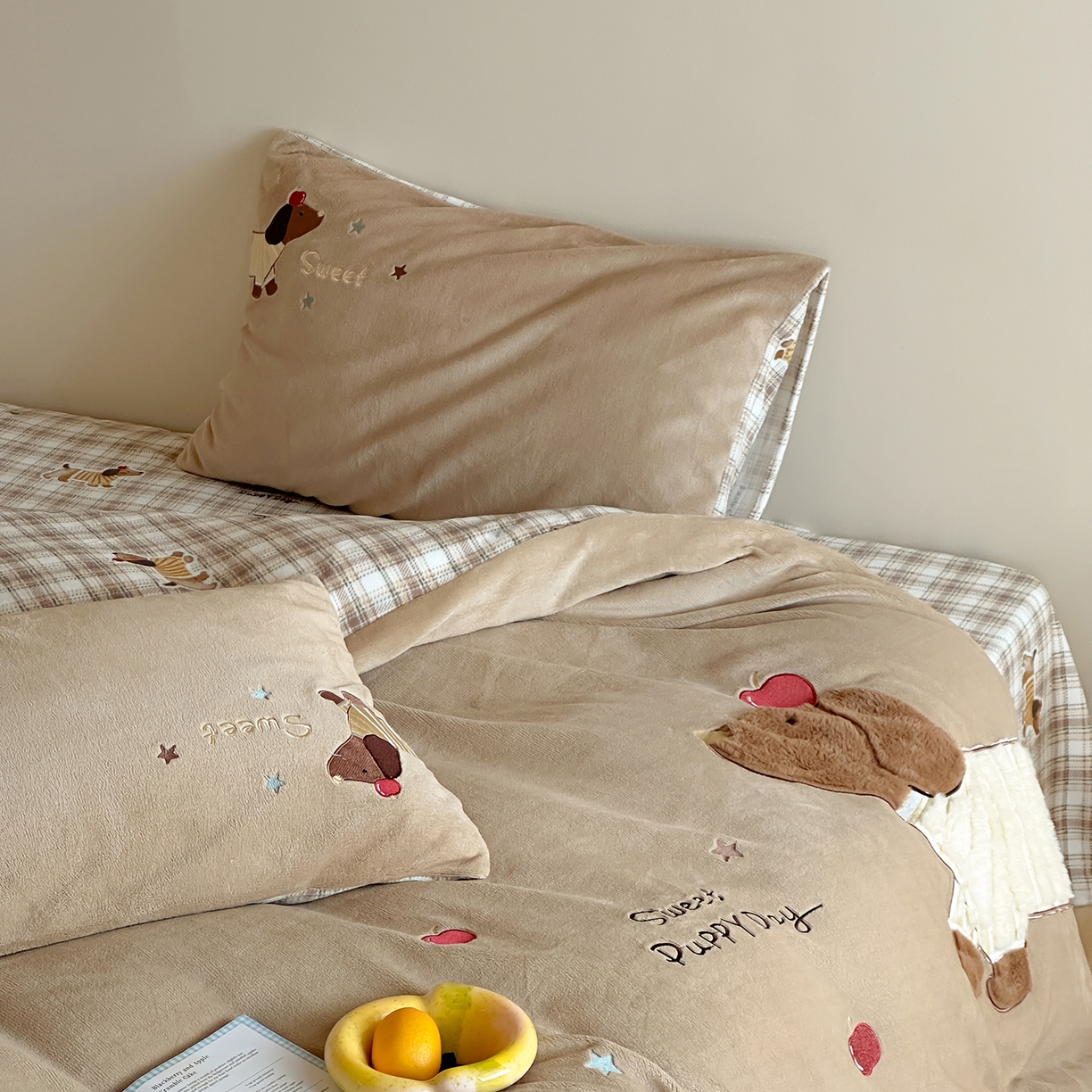 91家纺网 家纺一手货源 找家纺 桃子家居 2025新款A类ins兔毛贴布绣毛巾绣印加绣卡通少女加厚牛奶绒系列四件套 绒贴布绣-苹果腊肠狗