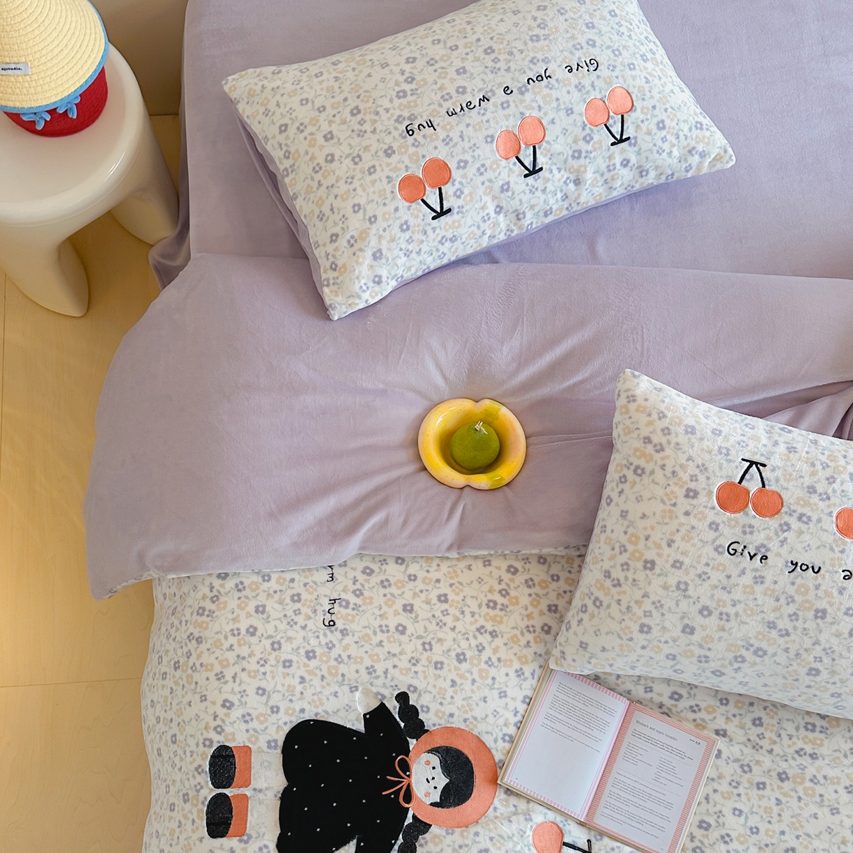 91家纺网 家纺一手货源 找家纺 桃子家居 2025新款A类ins兔毛贴布绣毛巾绣印加绣卡通少女加厚牛奶绒系列四件套 绒贴布绣-樱桃女孩