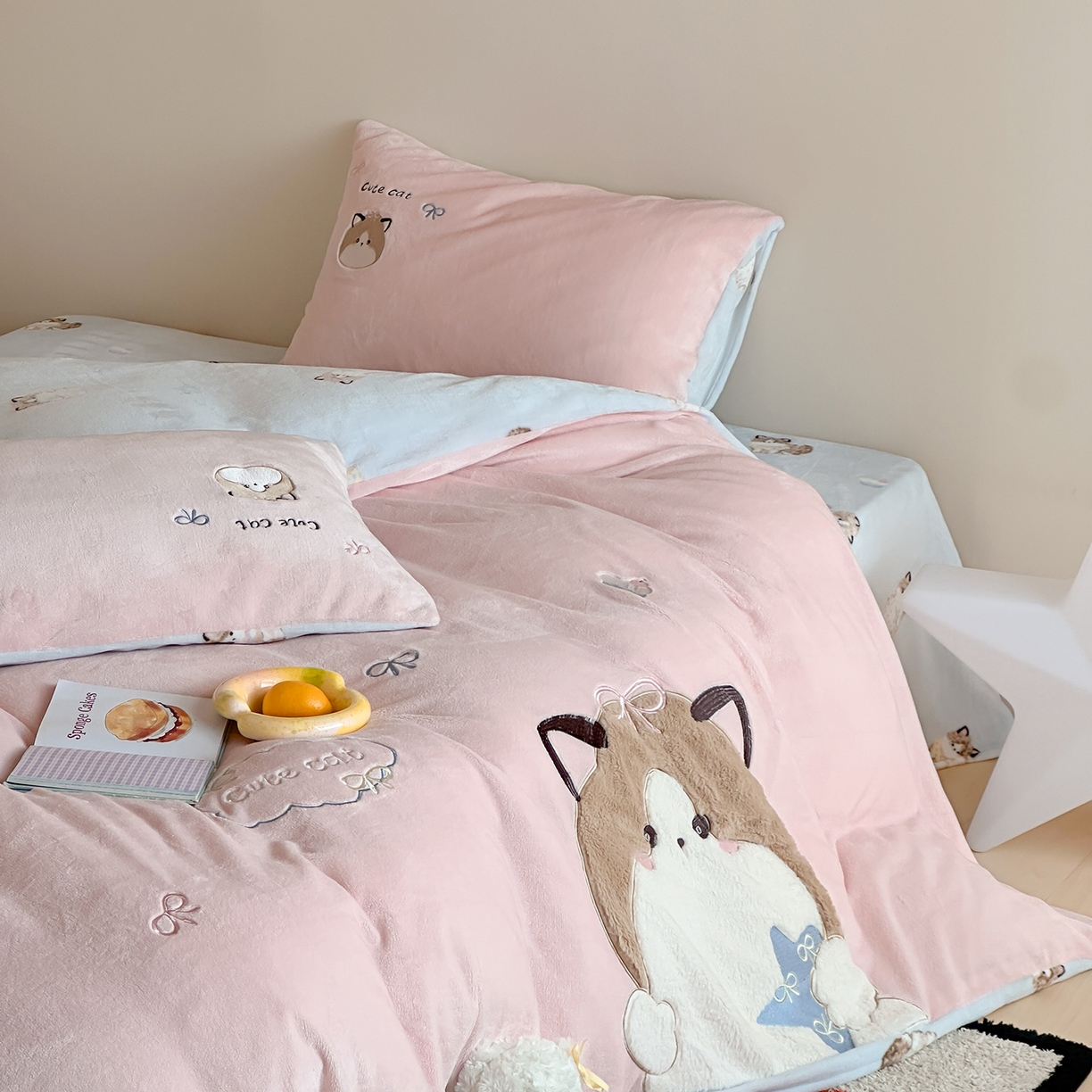 91家纺网 家纺一手货源 找家纺 桃子家居 2025新款A类ins兔毛贴布绣毛巾绣印加绣卡通少女加厚牛奶绒系列四件套 绒贴布绣-公主猫