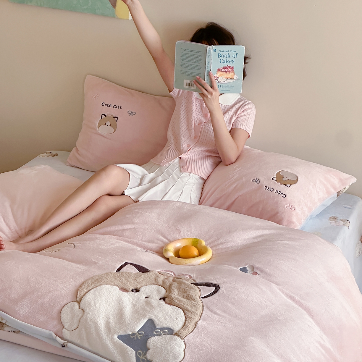 91家纺网 家纺一手货源 找家纺 桃子家居 2025新款A类ins兔毛贴布绣毛巾绣印加绣卡通少女加厚牛奶绒系列四件套 绒贴布绣-公主猫