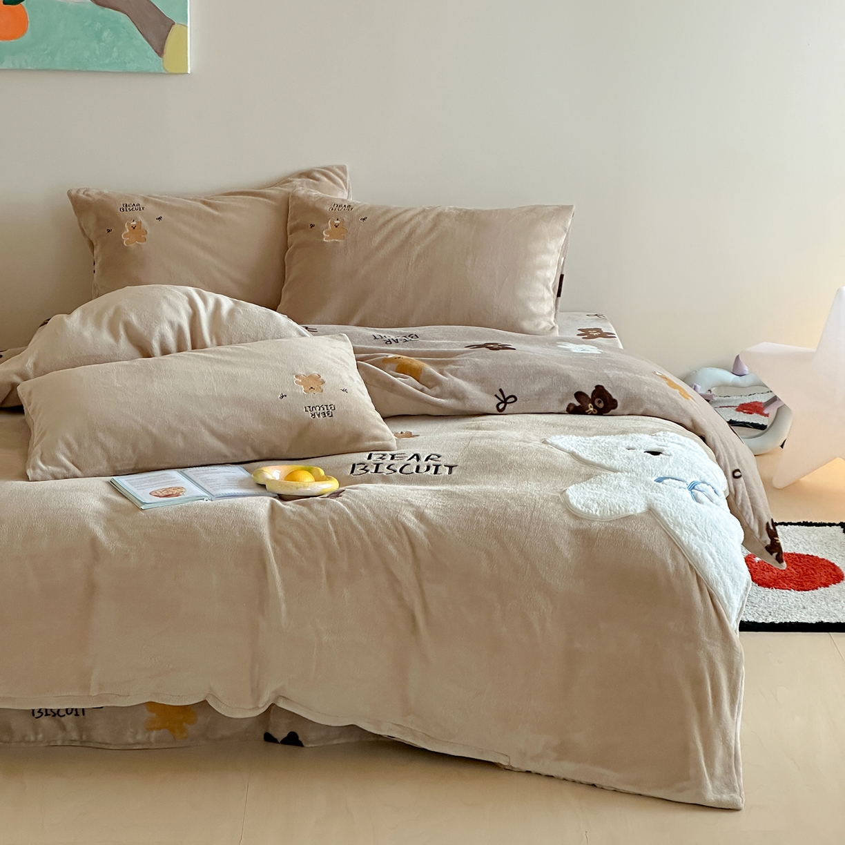 91家纺网 家纺一手货源 找家纺 桃子家居 2025新款A类ins兔毛贴布绣毛巾绣印加绣卡通少女加厚牛奶绒系列四件套 绒贴布绣-奶白熊