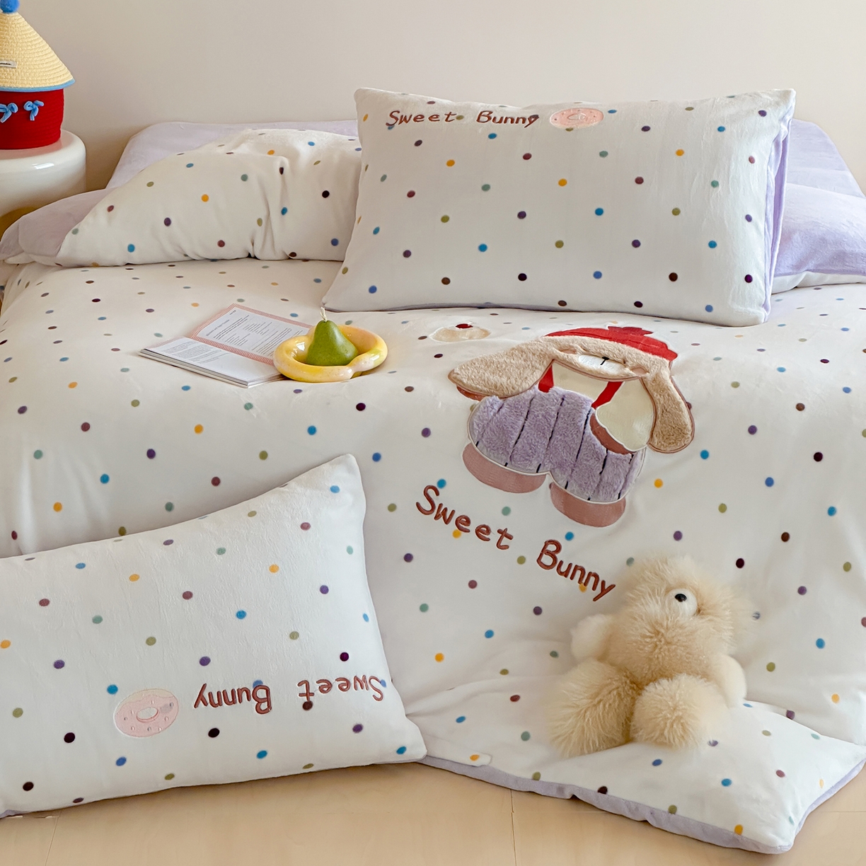 91家纺网 家纺一手货源 找家纺 桃子家居 2025新款A类ins兔毛贴布绣毛巾绣印加绣卡通少女加厚牛奶绒系列四件套 绒贴布绣-甜点兔