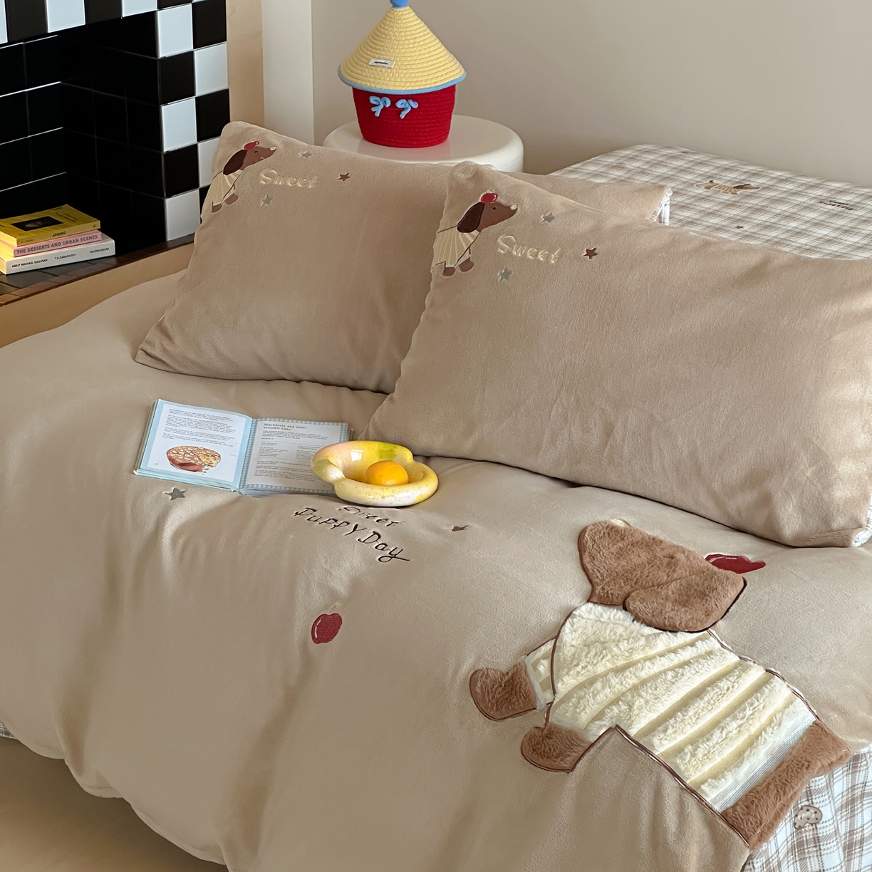 91家纺网 家纺一手货源 找家纺 桃子家居 2025新款A类ins兔毛贴布绣毛巾绣印加绣卡通少女加厚牛奶绒系列四件套 绒贴布绣-苹果腊肠狗