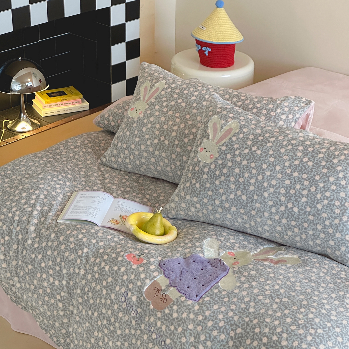 91家纺网 家纺一手货源 找家纺 桃子家居 2025新款A类ins兔毛贴布绣毛巾绣印加绣卡通少女加厚牛奶绒系列四件套 绒贴布绣-紫小兔