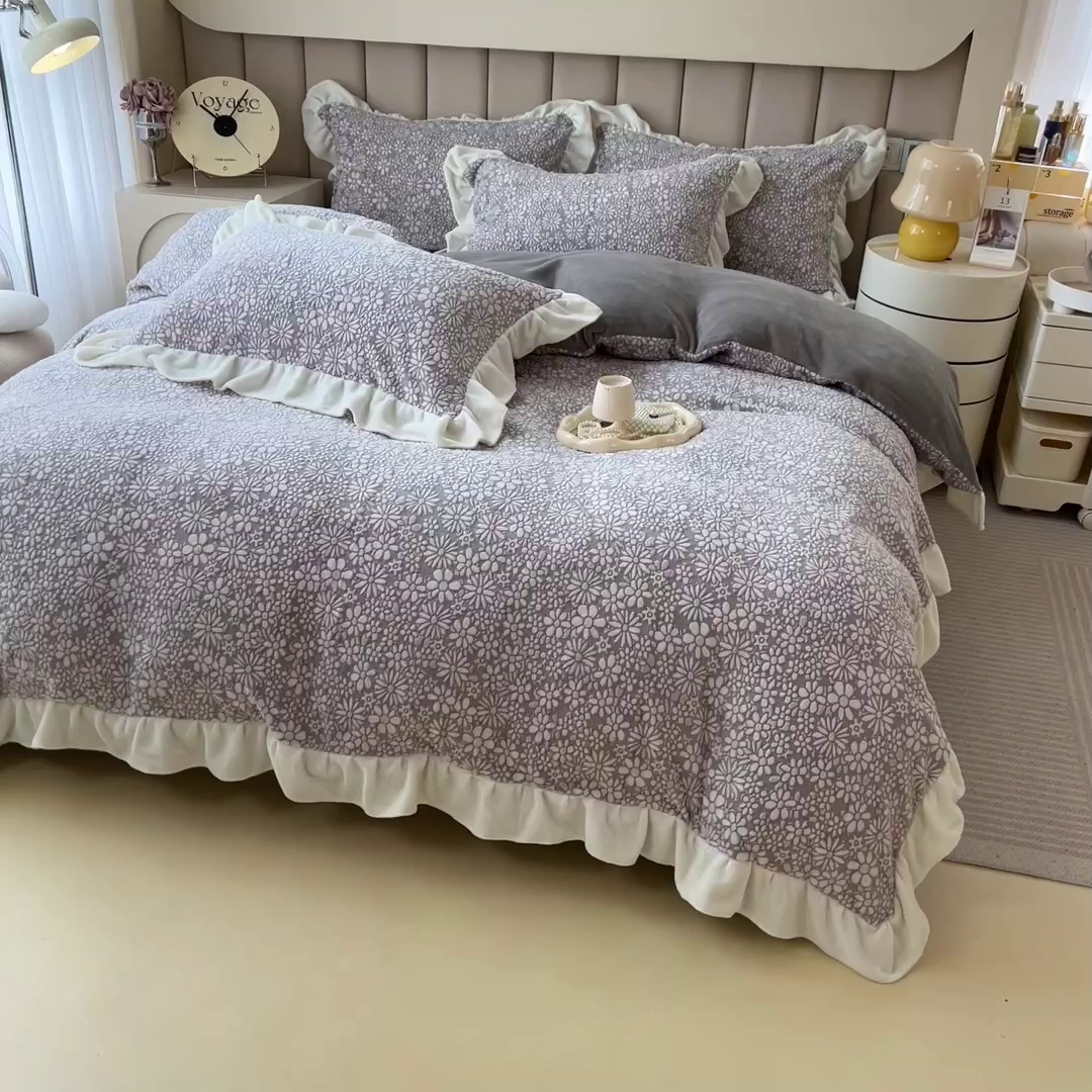 91家纺网 家纺一手货源 找家纺 印季家纺 2025新款花边款立体剪花牛奶绒四件套 灰咖