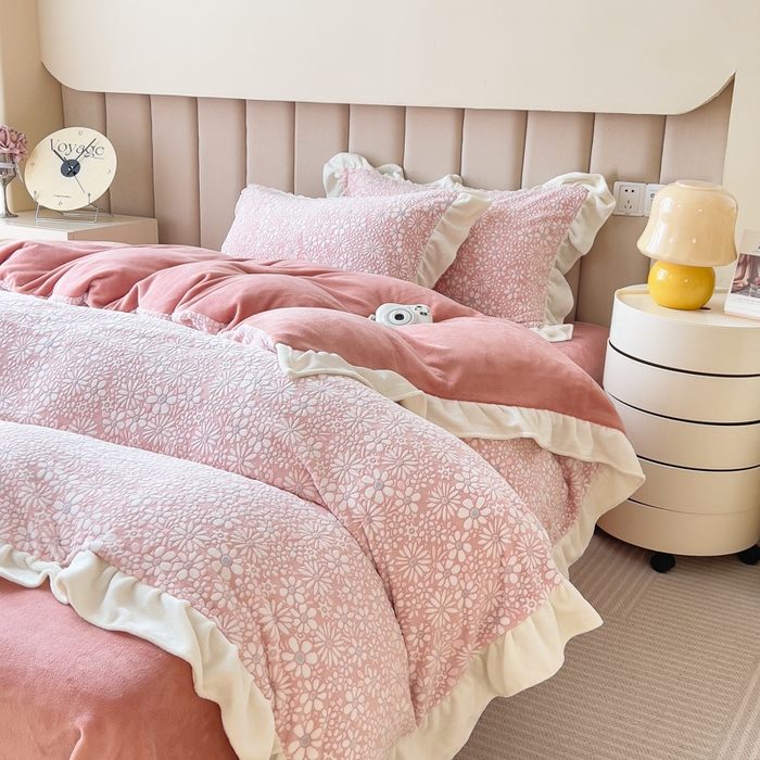 91家纺网 家纺一手货源 找家纺 （总）印季家纺 2025新款花边款立体剪花牛奶绒四件套