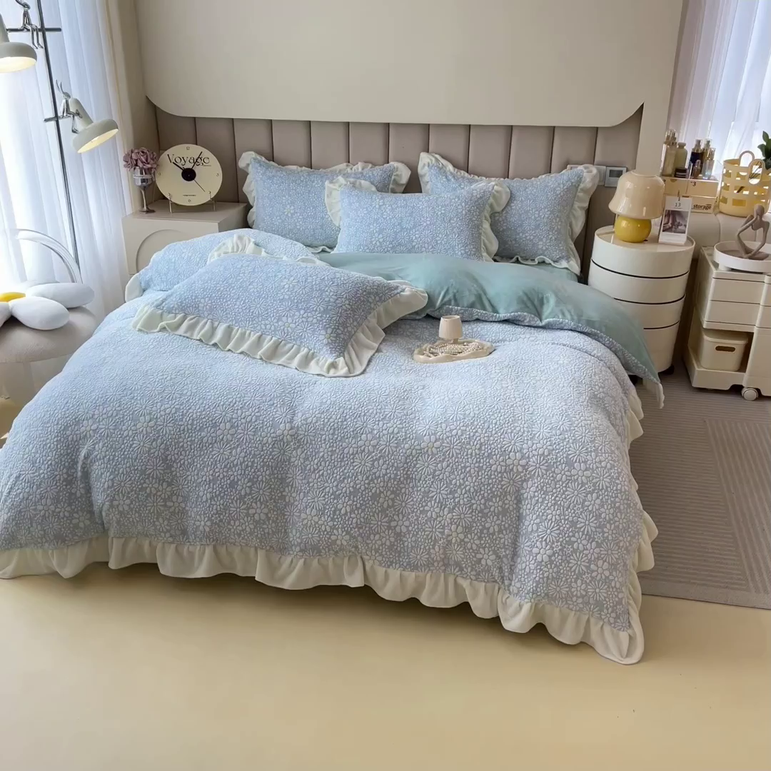 91家纺网 家纺一手货源 找家纺 印季家纺 2025新款花边款立体剪花牛奶绒四件套 天蓝