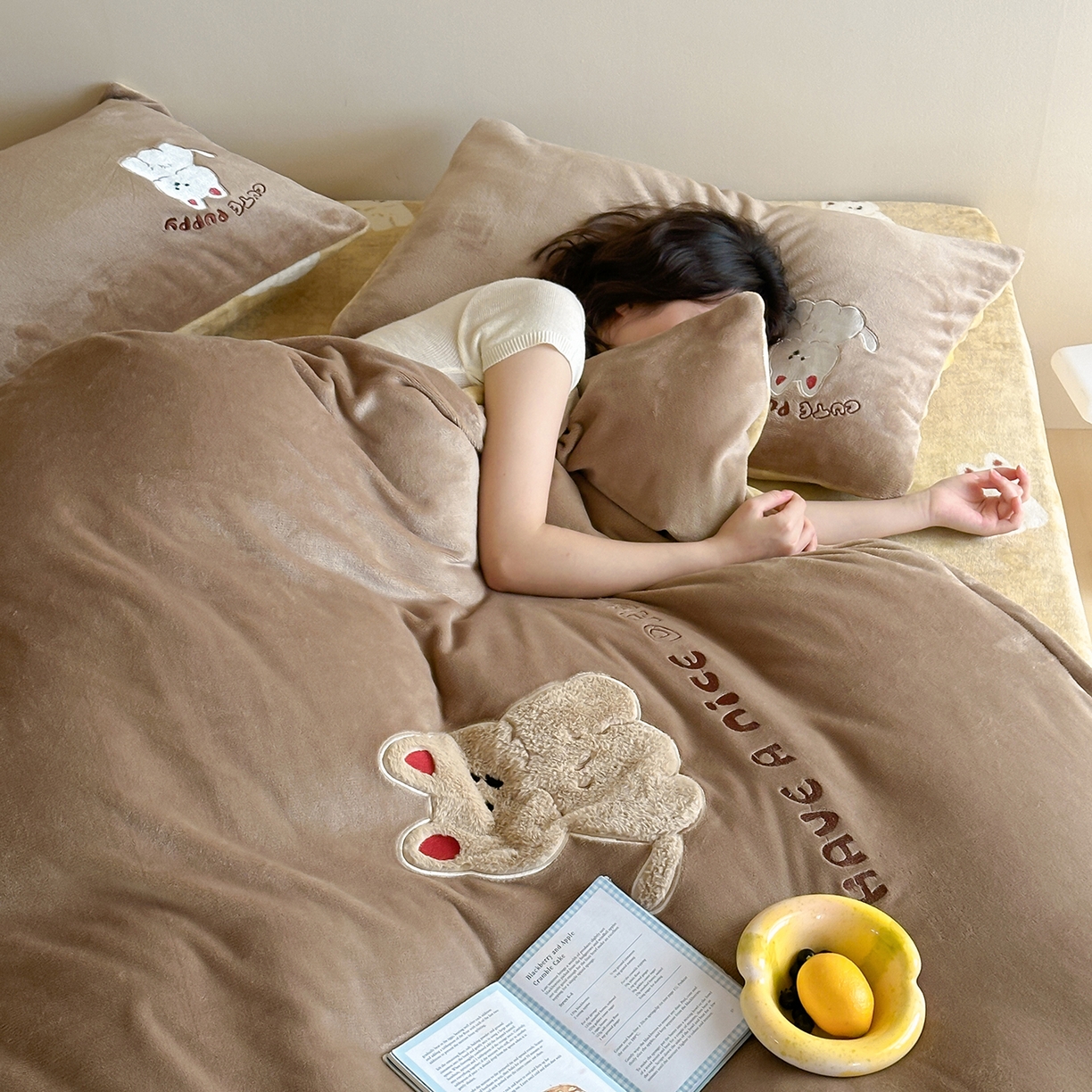 91家纺网 家纺一手货源 找家纺 桃子家居 2025新款A类ins兔毛贴布绣毛巾绣印加绣卡通少女加厚牛奶绒系列四件套 绒贴布绣-西高地小狗