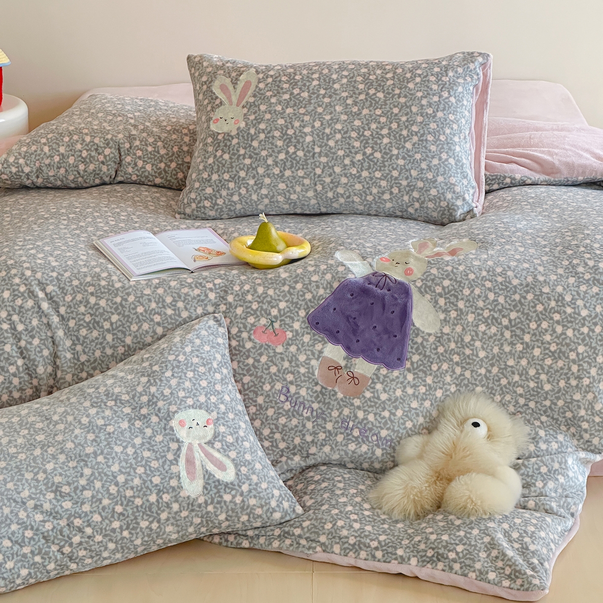 91家纺网 家纺一手货源 找家纺 桃子家居 2025新款A类ins兔毛贴布绣毛巾绣印加绣卡通少女加厚牛奶绒系列四件套 绒贴布绣-紫小兔