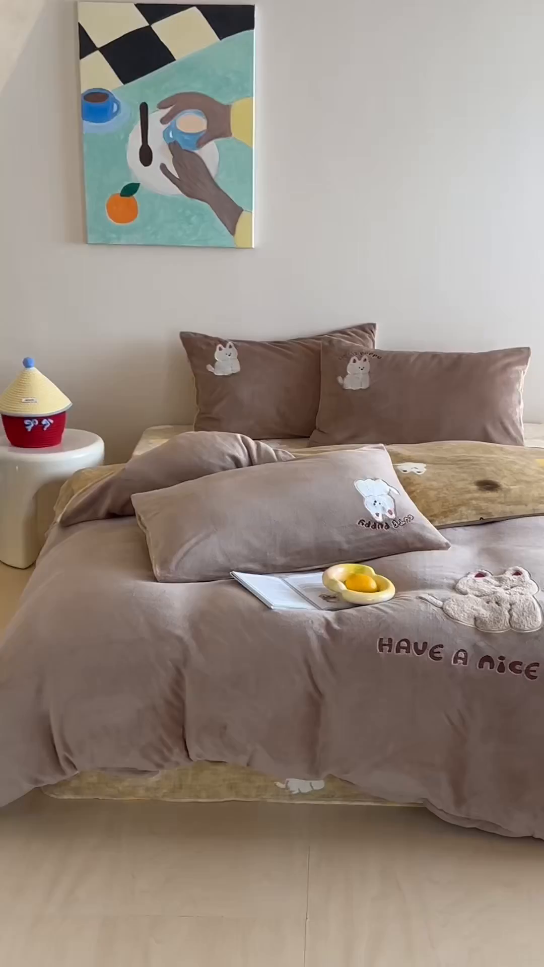 91家纺网 家纺一手货源 找家纺 桃子家居 2025新款A类ins兔毛贴布绣毛巾绣印加绣卡通少女加厚牛奶绒系列四件套 绒贴布绣-西高地小狗