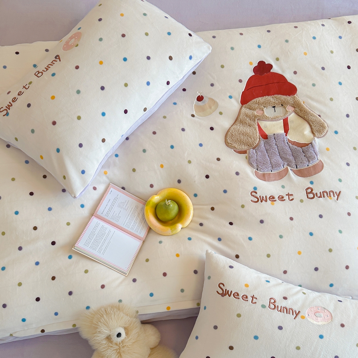 91家纺网 家纺一手货源 找家纺 桃子家居 2025新款A类ins兔毛贴布绣毛巾绣印加绣卡通少女加厚牛奶绒系列四件套 绒贴布绣-甜点兔