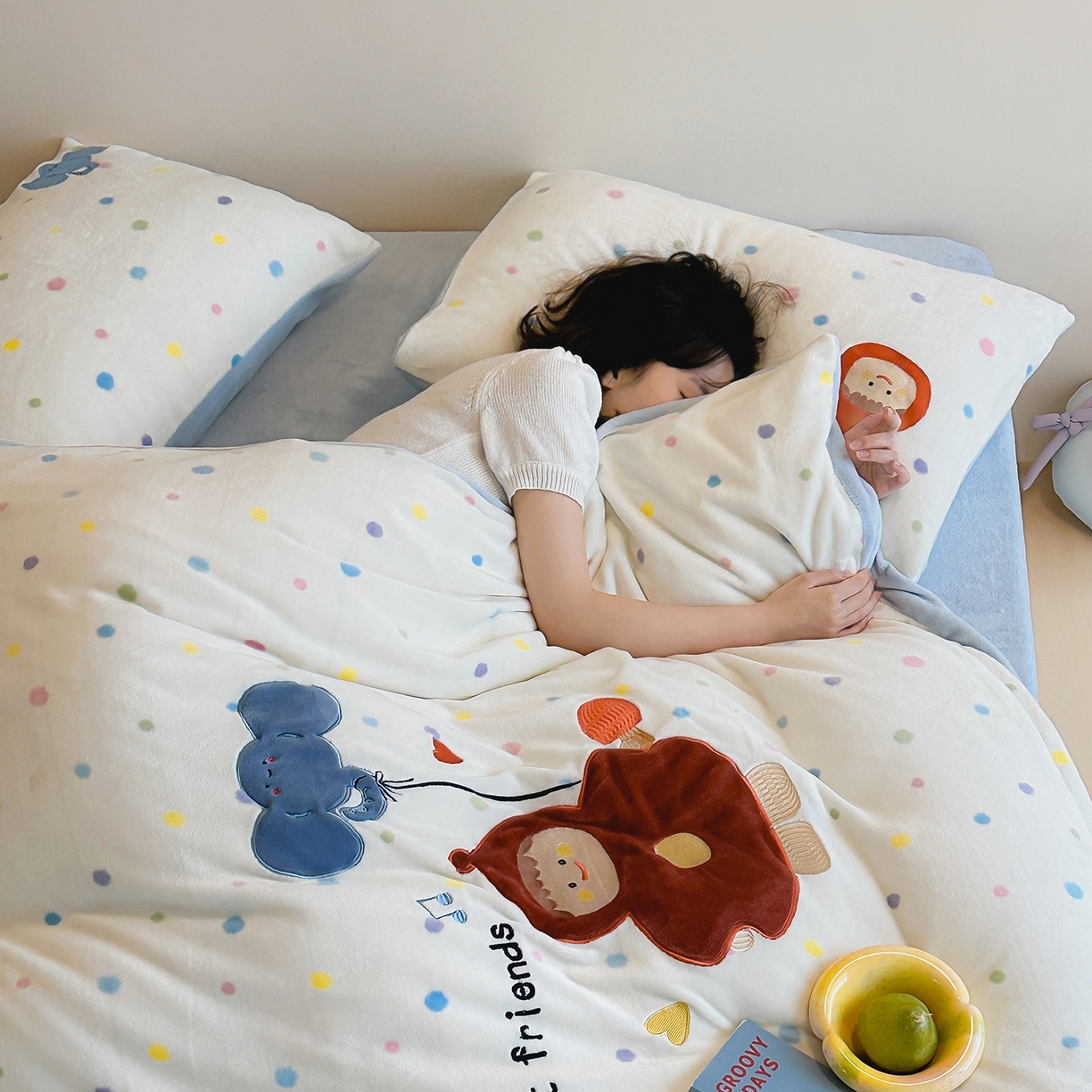 91家纺网 家纺一手货源 找家纺 桃子家居 2025新款A类ins兔毛贴布绣毛巾绣印加绣卡通少女加厚牛奶绒系列四件套 绒贴布绣-小红帽