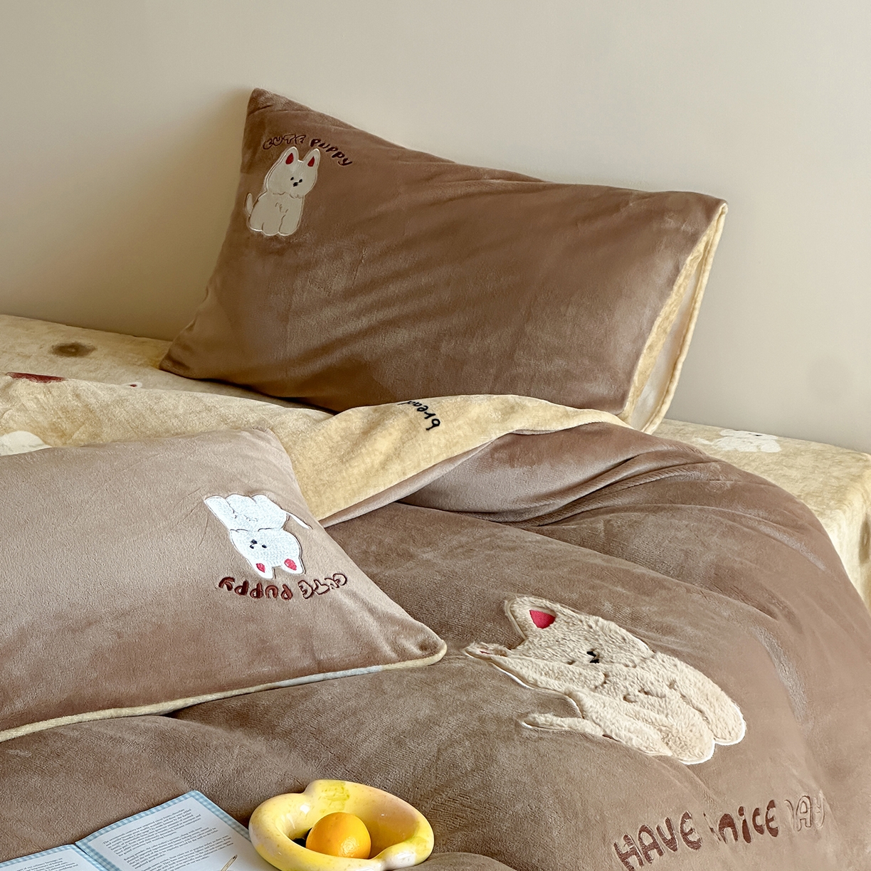 91家纺网 家纺一手货源 找家纺 桃子家居 2025新款A类ins兔毛贴布绣毛巾绣印加绣卡通少女加厚牛奶绒系列四件套 绒贴布绣-西高地小狗