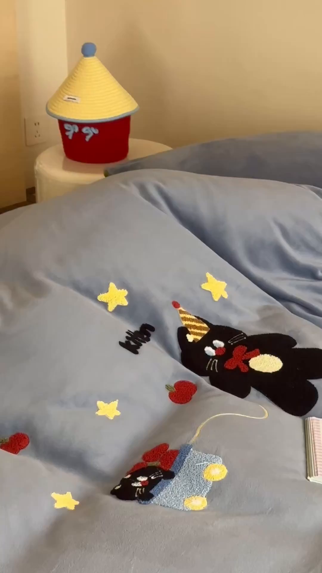 91家纺网 家纺一手货源 找家纺 桃子家居 2025新款A类ins兔毛贴布绣毛巾绣印加绣卡通少女加厚牛奶绒系列四件套 绒贴布绣-星星猫