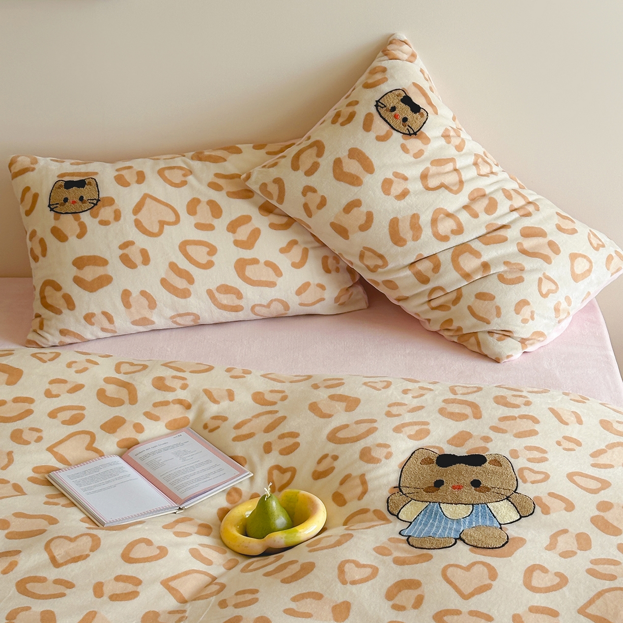 91家纺网 家纺一手货源 找家纺 （总）桃子家居 2025新款A类ins兔毛贴布绣毛巾绣印加绣卡通少女加厚牛奶绒系列四件套