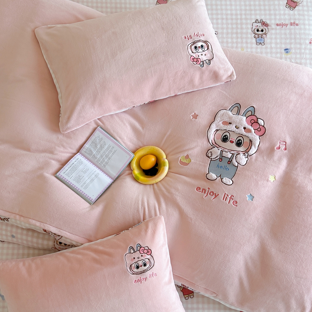 91家纺网 家纺一手货源 找家纺 桃子家居 2025新款A类ins兔毛贴布绣毛巾绣印加绣卡通少女加厚牛奶绒系列四件套 绒贴布绣-美可可