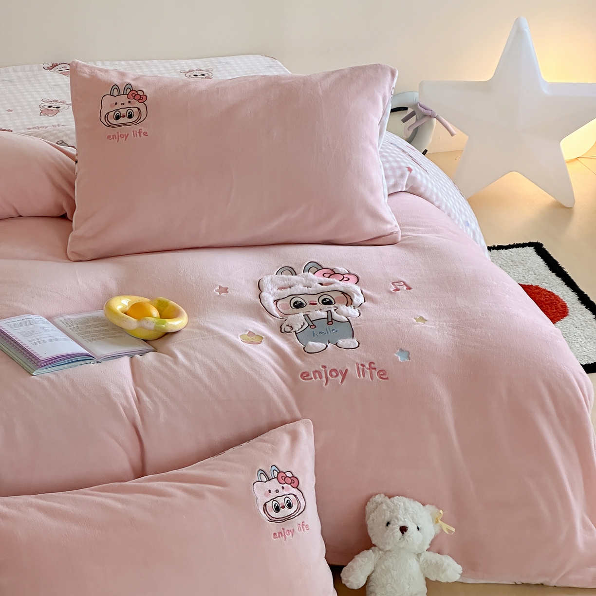 91家纺网 家纺一手货源 找家纺 桃子家居 2025新款A类ins兔毛贴布绣毛巾绣印加绣卡通少女加厚牛奶绒系列四件套 绒贴布绣-美可可