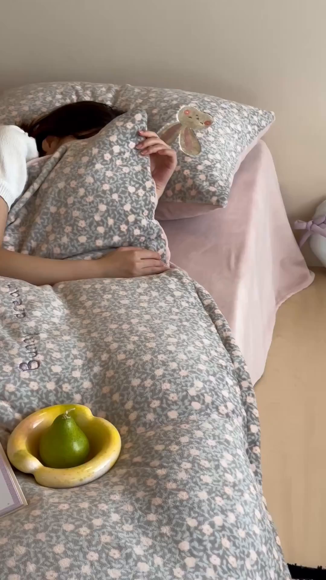 91家纺网 家纺一手货源 找家纺 桃子家居 2025新款A类ins兔毛贴布绣毛巾绣印加绣卡通少女加厚牛奶绒系列四件套 绒贴布绣-紫小兔