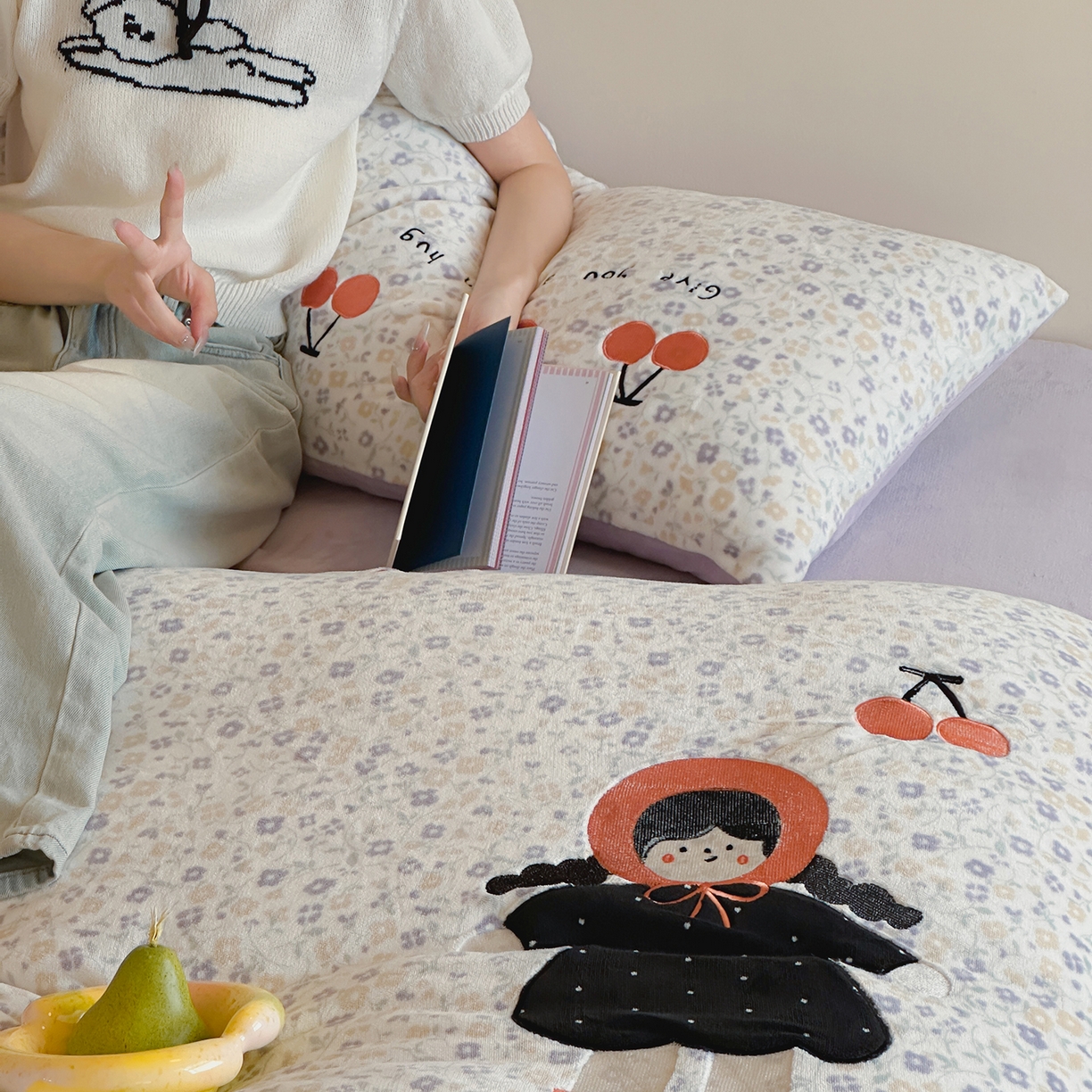 91家纺网 家纺一手货源 找家纺 桃子家居 2025新款A类ins兔毛贴布绣毛巾绣印加绣卡通少女加厚牛奶绒系列四件套 绒贴布绣-樱桃女孩