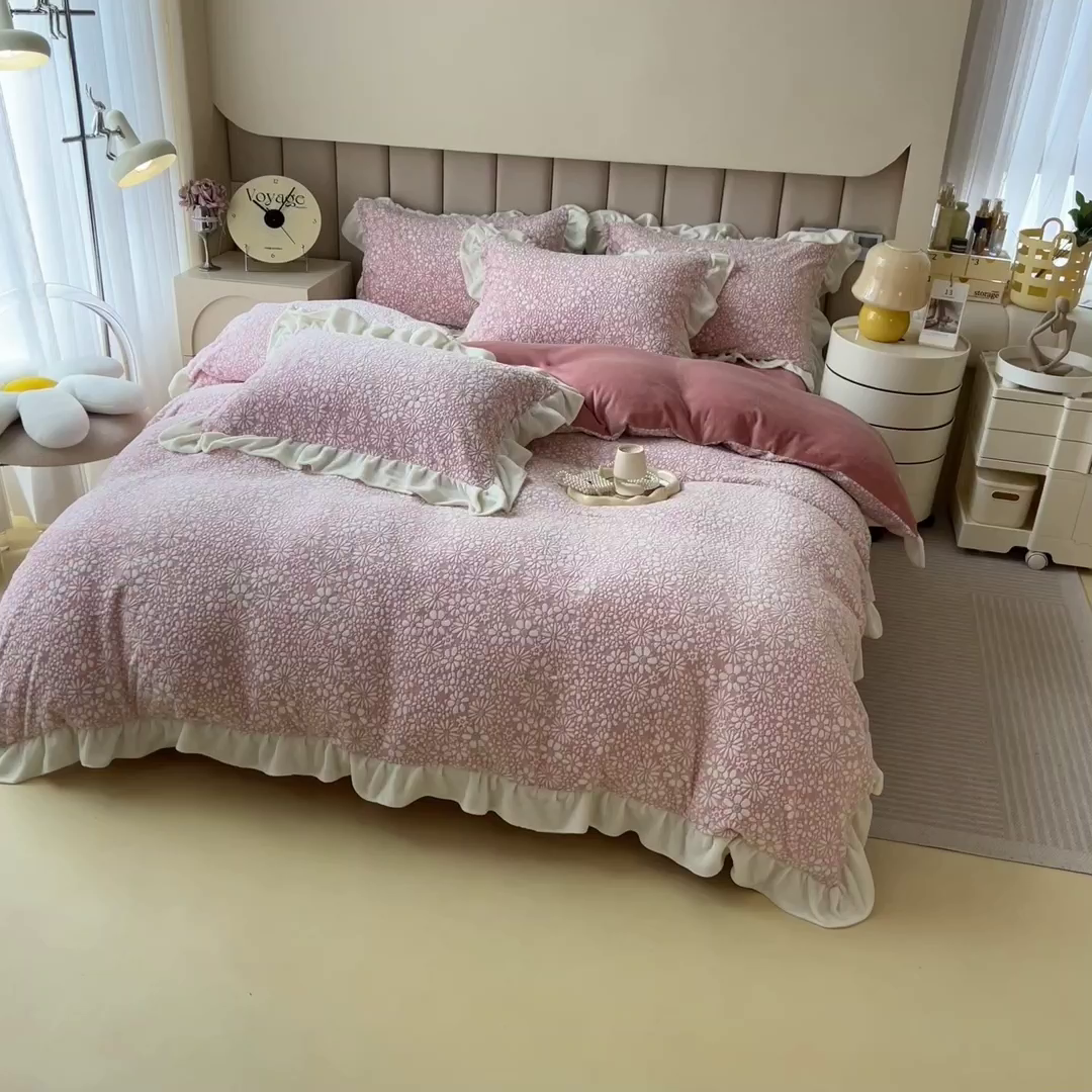 91家纺网 家纺一手货源 找家纺 印季家纺 2025新款花边款立体剪花牛奶绒四件套 豆沙