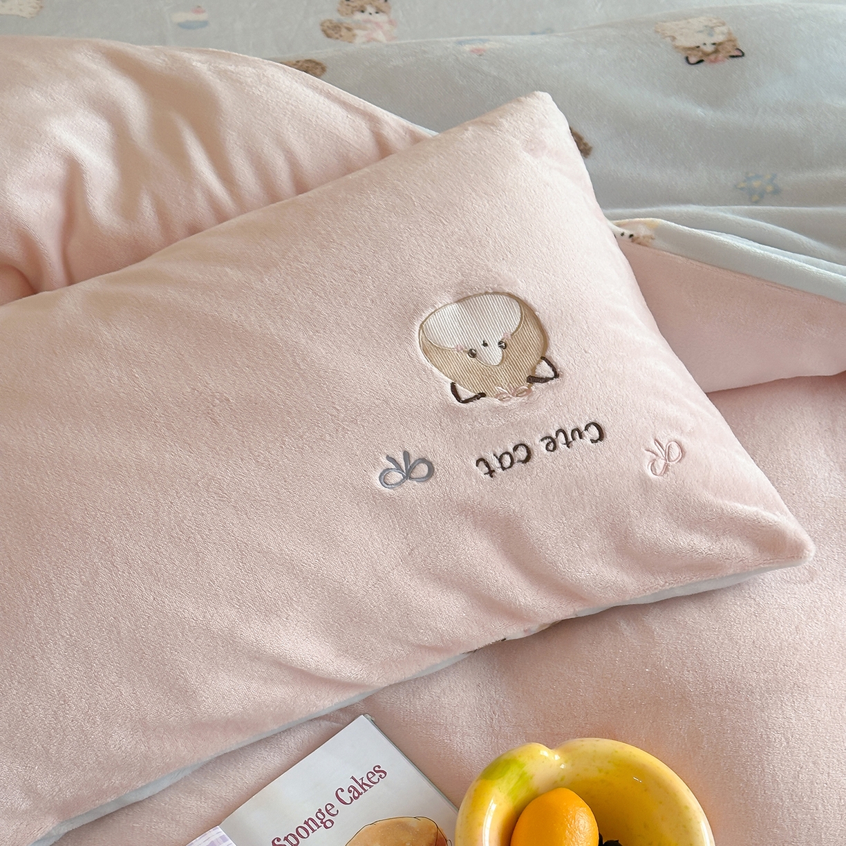 91家纺网 家纺一手货源 找家纺 桃子家居 2025新款A类ins兔毛贴布绣毛巾绣印加绣卡通少女加厚牛奶绒系列四件套 绒贴布绣-公主猫