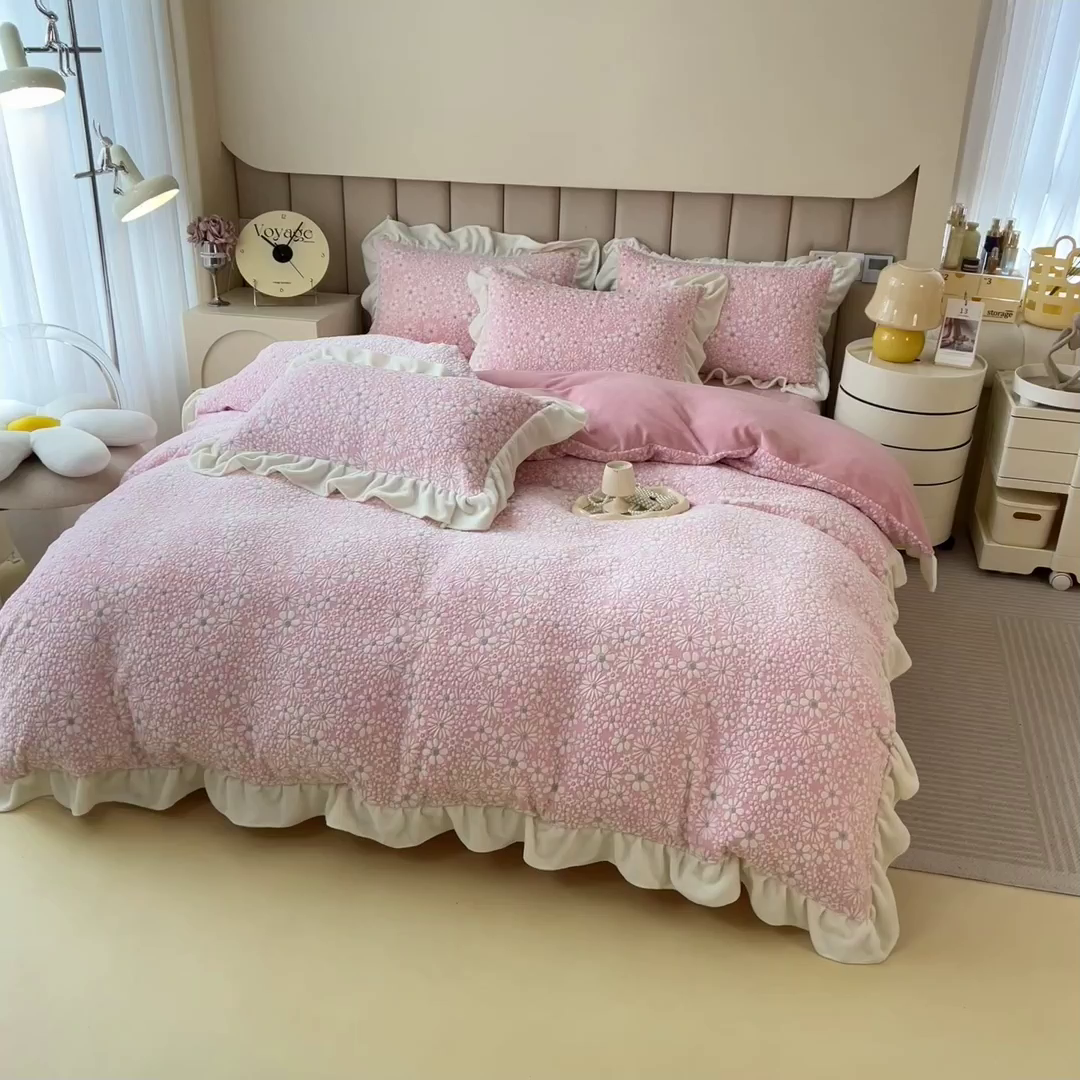 91家纺网 家纺一手货源 找家纺 印季家纺 2025新款花边款立体剪花牛奶绒四件套 粉红