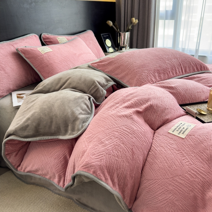 91家纺网 家纺一手货源 找家纺 印季家纺 2025新款牛奶绒包边款烂花四件套 豆沙-马丁灰