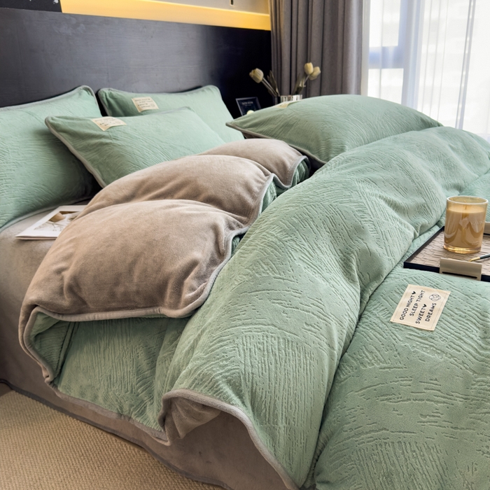 91家纺网 家纺一手货源 找家纺 印季家纺 2025新款牛奶绒包边款烂花四件套 水绿-马丁灰