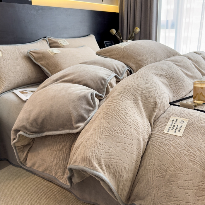 91家纺网 家纺一手货源 找家纺 （总）印季家纺 2025新款牛奶绒包边款烂花四件套