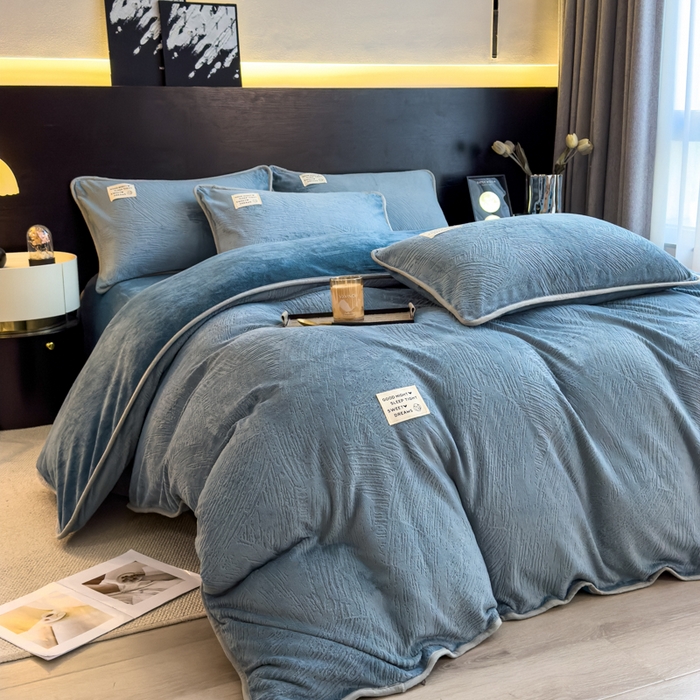 91家纺网 家纺一手货源 找家纺 印季家纺 2025新款牛奶绒包边款烂花四件套 蓝灰-蓝灰