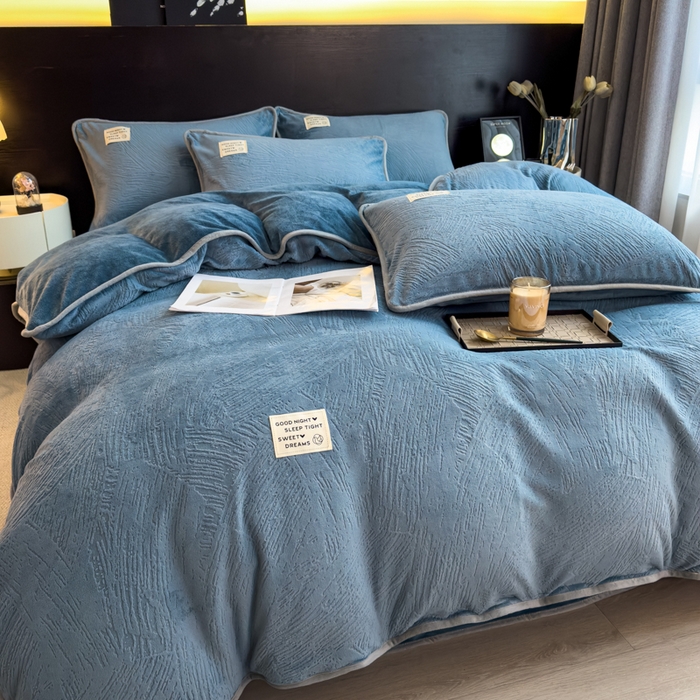 91家纺网 家纺一手货源 找家纺 印季家纺 2025新款牛奶绒包边款烂花四件套 蓝灰-蓝灰