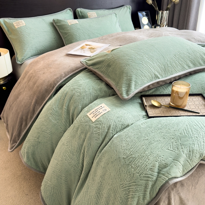 91家纺网 家纺一手货源 找家纺 印季家纺 2025新款牛奶绒包边款烂花四件套 水绿-马丁灰