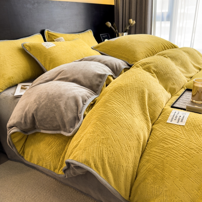 91家纺网 家纺一手货源 找家纺 印季家纺 2025新款牛奶绒包边款烂花四件套 姜黄-马丁灰