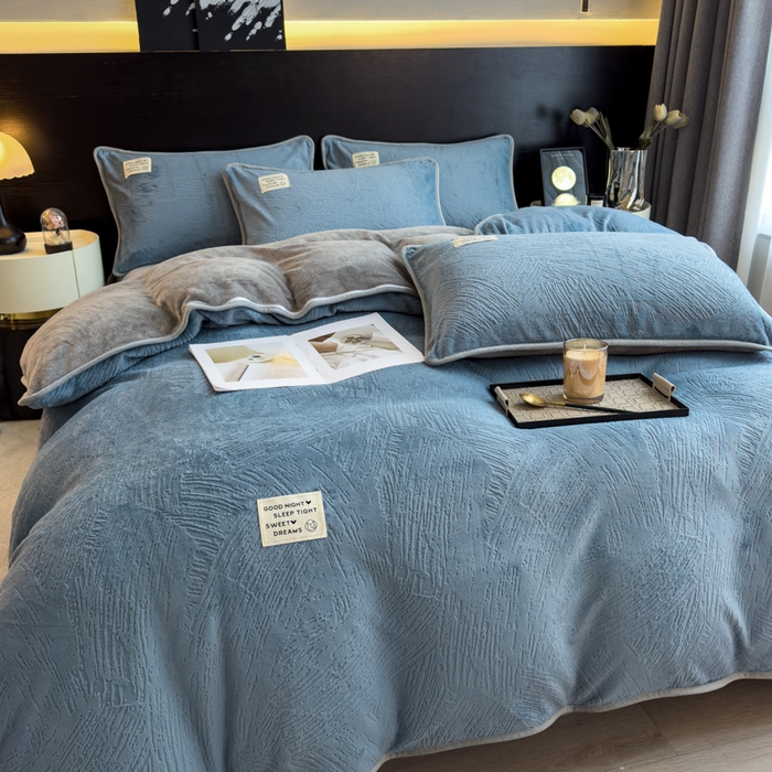 91家纺网 家纺一手货源 找家纺 印季家纺 2025新款牛奶绒包边款烂花四件套 蓝灰-马丁灰