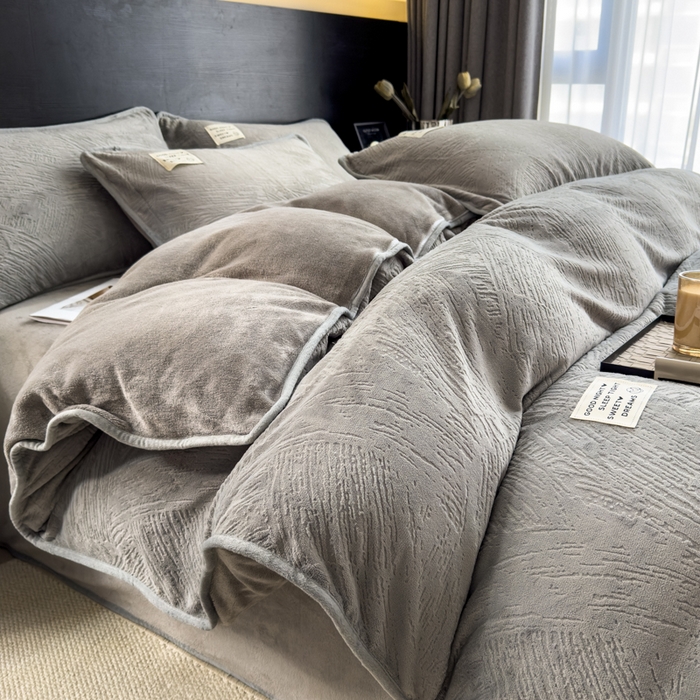 91家纺网 家纺一手货源 找家纺 印季家纺 2025新款牛奶绒包边款烂花四件套 马丁灰-马丁灰