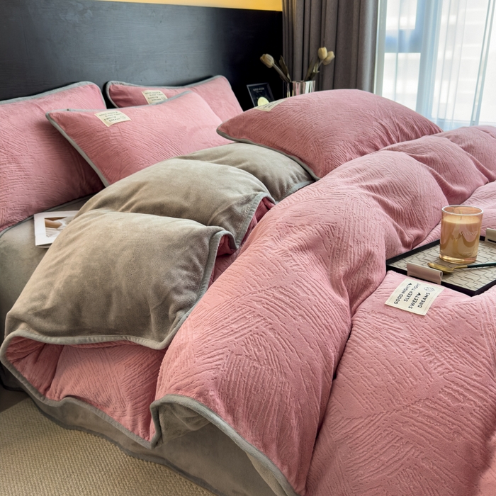 91家纺网 家纺一手货源 找家纺 （总）印季家纺 2025新款牛奶绒包边款烂花四件套