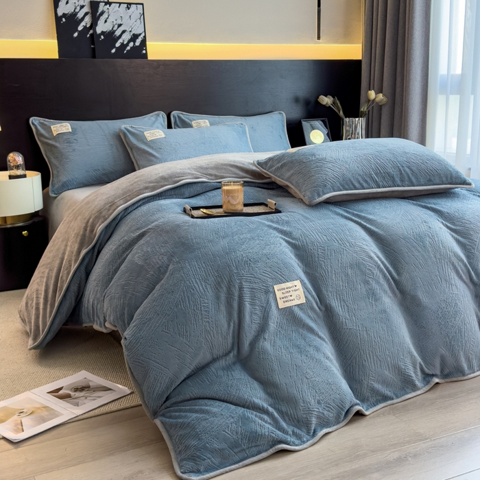 91家纺网 家纺一手货源 找家纺 印季家纺 2025新款牛奶绒包边款烂花四件套 蓝灰-马丁灰