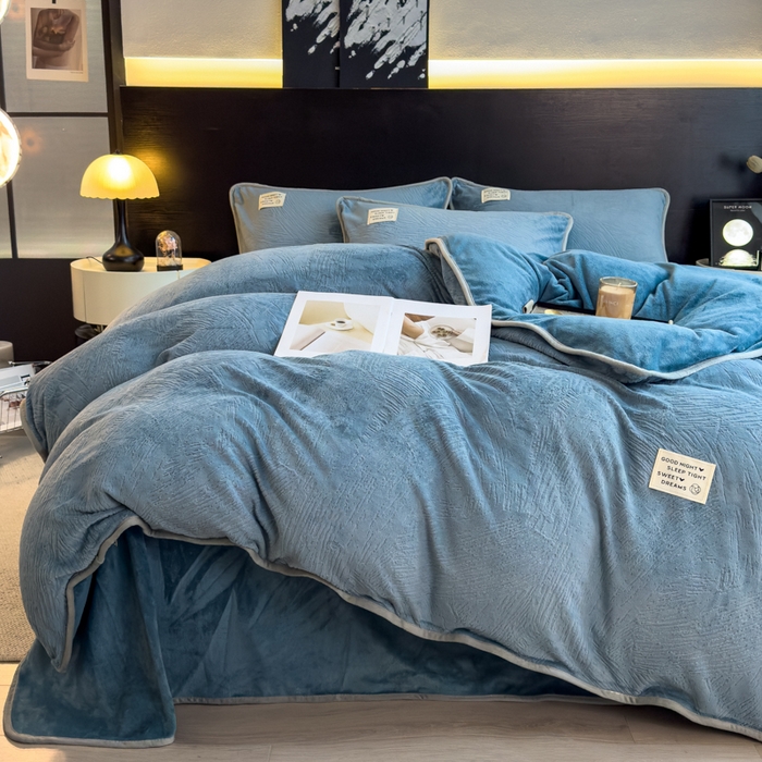 91家纺网 家纺一手货源 找家纺 印季家纺 2025新款牛奶绒包边款烂花四件套 蓝灰-蓝灰