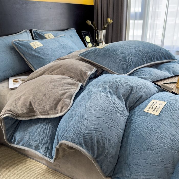 91家纺网 家纺一手货源 找家纺 印季家纺 2025新款牛奶绒包边款烂花四件套 蓝灰-马丁灰