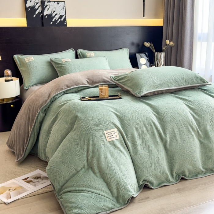 91家纺网 家纺一手货源 找家纺 印季家纺 2025新款牛奶绒包边款烂花四件套 水绿-马丁灰