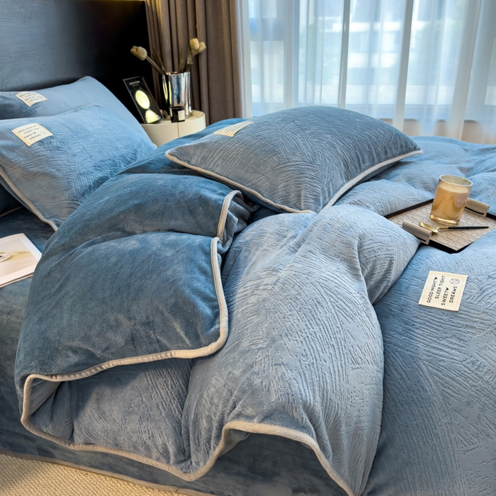 91家纺网 家纺一手货源 找家纺 印季家纺 2025新款牛奶绒包边款烂花四件套 蓝灰-蓝灰